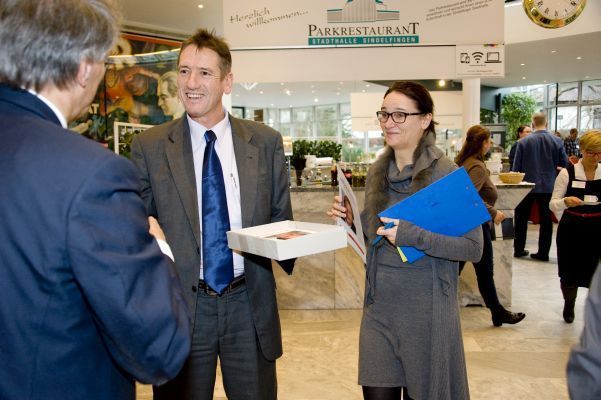 EP-Publisher Johann Wiesböck und EP-Managerin Martina Hafner begrüßen Dr. Carsten Emde von OSADL. (Elisabeth Wiesner)