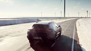 Vor seiner Premiere wurde der Porsche Taycan Cross Tourismo einmal um die Welt geschickt. (Bild: Porsche)