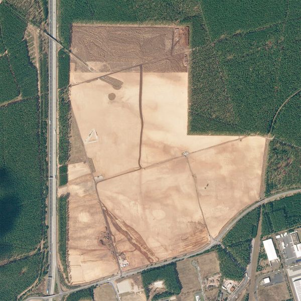 Tesla Gigafactory Berlin - Der Bau der „Gigafactory 4“ vor den Toren Berlins markiert das erste große Produktionszentrum von Tesla in Europa. Die Aufnahme stammt vom 9. April 2020.  (Bild: Planet Labs Inc. )