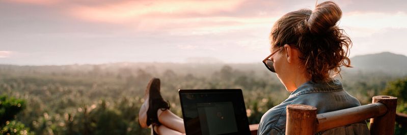 Dank modernen Technologien kann der Arbeitsplatz heutzutage überall sein.(Bild:  © olezzo - stock.adobe.com)