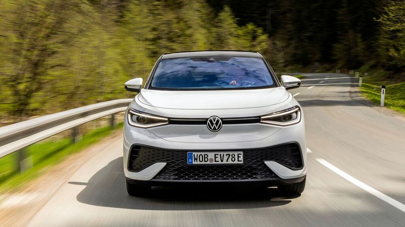 Die Front wirkt wuchtig und präsent. (Bild: VW)