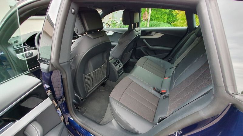 8. Das Platzangebot : Vier Insassen reisen im Audi A5 durchaus bequem. Die Sitzposition ist recht tief, die Vordersitze sind gut konturiert und bieten einen hohen Langstreckenkomfort. Die Sicht nach hinten ist durch die recht breite Dachsäule und die hohe Gürtellinie etwas eingeschränkt. Das Gleiche gilt aufgrund der coupéhaften Linienführung für die Kopffreiheit der hinteren Insassen. Recht klein sind auch die Türausschnitte. (Bild: Mauritz – VCG)