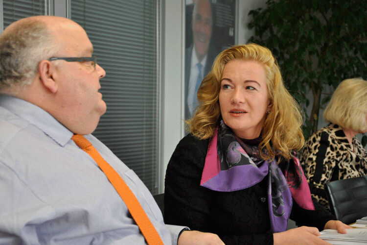 Ina Berger und Uwe Imbach von der Car Garantie diskutieren. (Foto: Richter)