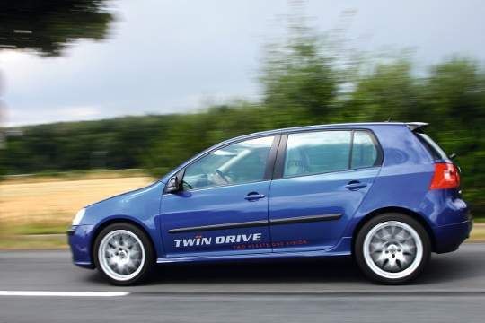 Ebenfalls 2010 startet Volkswagen mit seinen Golf Twindrive einen Großversuch in Berlin. Projektpartner ist hier EON. Der Twindrive-Antrieb nutzt neben dem Elektromotor einen Verbrennungsmotor für Langstrecken. (Archiv: Vogel Business Media)