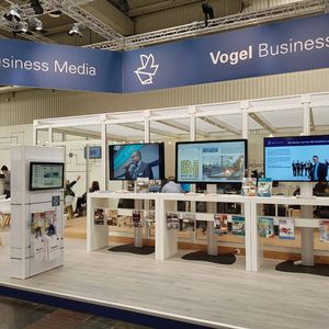 In der Mitte des Standes von Vogel Business Media finden Sie die Gläserne Redaktion unserer Schwestermarke MM Maschinenmarkt und MM Logistik, die vor Ort die Messe Daily zur Hanover Messe erstellt.(Bild: Vogel Business Media)