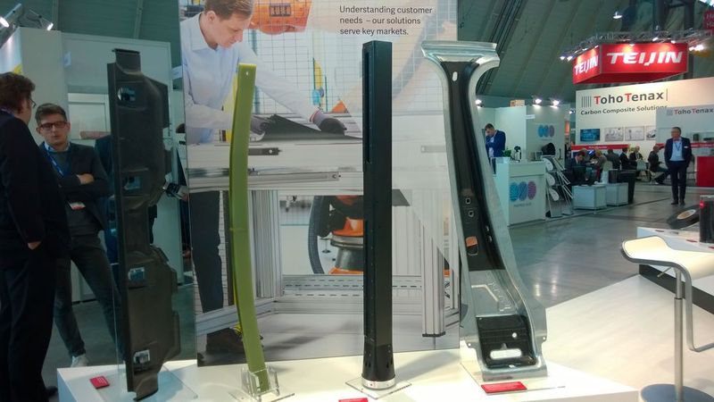 Am Stand der SGL-Group konnten Faserverbund-Exponate wie die Volvo-Blattfeder und eine CFK-Traverse besichtigt werden. Darüber hinaus stellte SGL sein neues Lightweight and Application Center (LAC) vor. Hier werden maßgeschneiderte Composite-Lösungen angeboten. (D.Quitter/konstruktionspraxis)