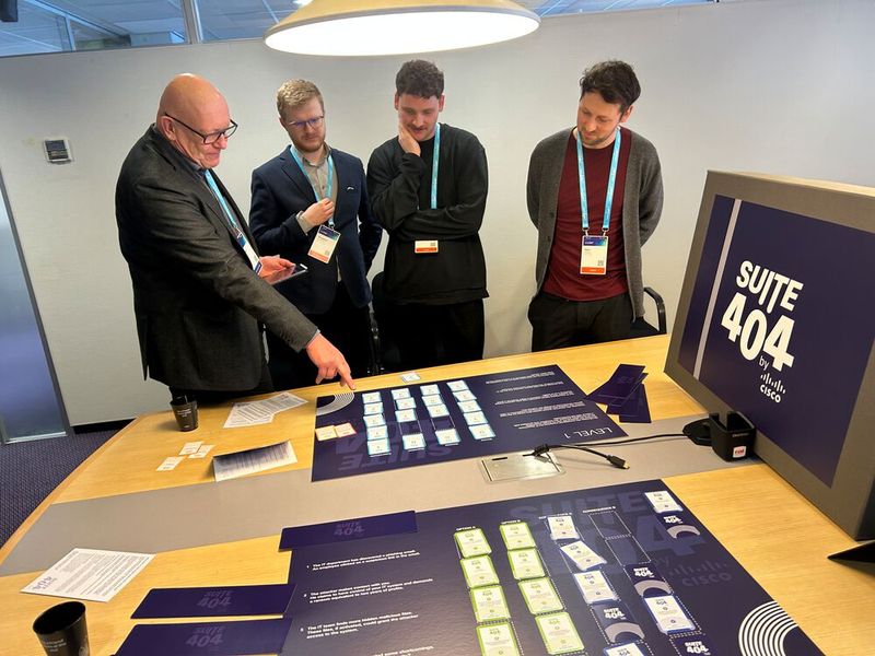 Pressevertreter spielen eine Cybersecurity-Simulation. (Bild: Cisco)