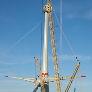 Der zur Zeit stärkste Kran CC-9800 hebt den Rotor in einem Stück über 130 m hoch in Richtung Generator.