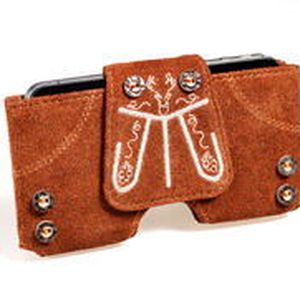 Damit auch das Smartphone zum Vatertags-Fest stilecht gekleidet ist gibt es die Lederhosen-Hülle. Bei  www.proidee.de gibt es die Handy-Hülle Lederhose für 29,90 Euro.