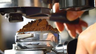1 Ein Beispiel unter vielen – je nachdem in welcher Form Kaffee zubereitet werden soll, ist der Mahlgrad beziehungsweise die Größe der Kaffeepartikel entscheidend für Geschmack und Bekömmlichkeit. (amenic181 - Fotolia)