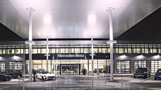 Mit einem ganzen Bündel an Bau- und Modernisierungsmaßnahmen rüstet sich der weltweit älteste Mercedes-Benz-Partner für die Zukunft. Bis 2022 sollen sie abge­schlossen sein. Rund 50 Millionen Euro stellt die S&G-Gruppe dafür zur Verfügung. (S&G)