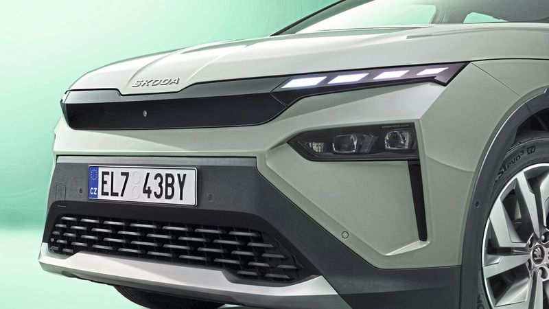 Insbesondere die Front ist neu: Das „Modern Solid“-Design zeigt sich am hochglänzend-schwarzen „Tech-Deck-Face“, sprich dem Front-Gesicht. (Bild: Skoda)