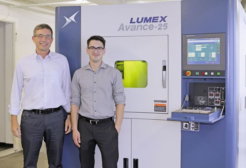 Pietro Pignatiello, CEO und Inhaber der Pi2 Process AG (links), und Pascal Jenni, Leiter Additive Manufacturing, vor der Lumex Avance-25. (Anne Richter, SMM)