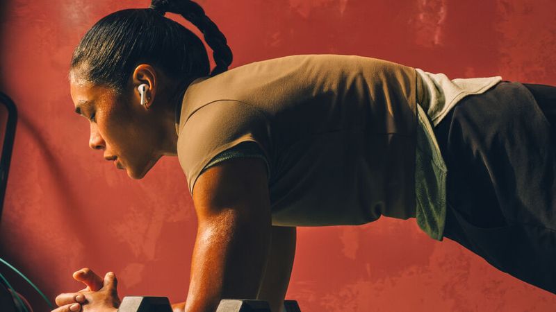 Die AirPods Pro 3 sind neu designt und sollen bei Workouts einen besseren Halt bieten. (Bild: Apple)