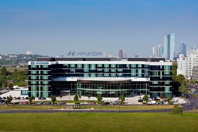 Seit dem Jahr 2000 hat die Hyundai-Europazentrale ihren Sitz in Offenbach, seit Oktober 2013 firmieren die Zentralen für Europa und Deutschland unter einem gemeinsamen Dach. Nicht zuletzt begünstigt durch die zentrale Lage im Herzen Europas, hat Hyundai eigene technische Entwicklungs- und Designzentren im Rhein-Main-Raum etabliert. (Hyundai)