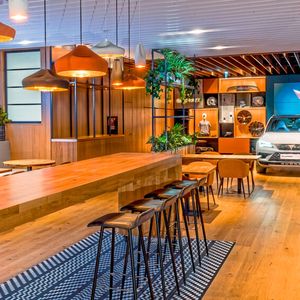 Steht'n Auto in der Tapas-Bar: In Wien wird dieses ungewohnte Ensemble nun Wirklichkeit.(Bild: Seat)