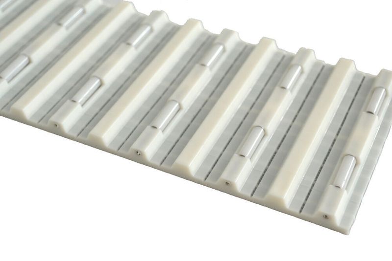 Durch Rollen in den Riemenzähnen bei der neuen Breco-Roll wird die Gleitreibung durch Rollreibung ersetzt, die wesentlich kleiner ist. Laut Hersteller kann die Antriebsleistung signifikant reduziert werden und die Selbsterwärmung des Systems ist deutlich niedriger. (Breco)