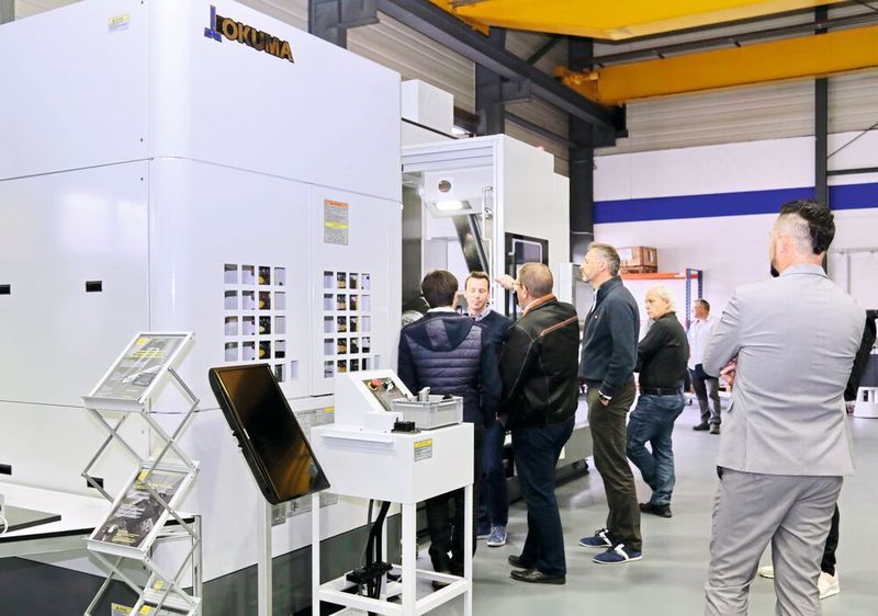 Visiteurs professionnels aux portes ouvertes Suvema en novembre 2021, devant un centre de tournage-fraisage Okuma Multus en cours de construction. (Anne Richter)