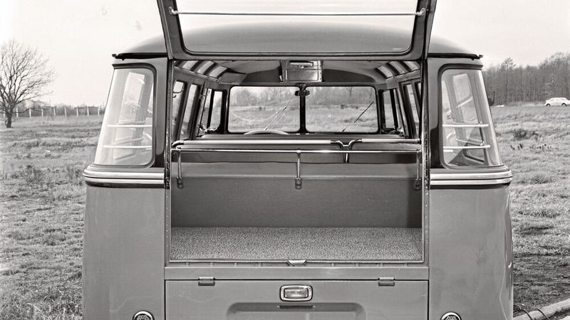 Eine Heckklappe zum Innenraum gab es bis zum Modellwechsel 1955 nur als Mehrausstattung gegen Aufpreis. Eine doppelte Railing („Gepäckstange“) sollte die hinteren Scheiben vor herumfliegenden Gepäckstücken schützen. (Bild: VWN)