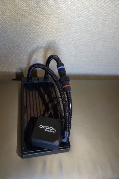 Die Alphacool Eisbaer LT A-I-O ist ein weiteres Highlight. Mit ihrem 20mm dicken Vollkupfer-Radiator passt sie in jedes System. (Bild: IT-BUSINESS)