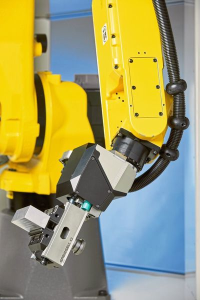 Flexibler dank Kombination: Der servomotorisch angetriebene Zentrischspanner dient als Greifer beim Be- und Entladen und als Nullpunkt-Spannsystem im Arbeitsraum beim Bearbeiten.    (@ Chris Mansfield / Gressel AG)