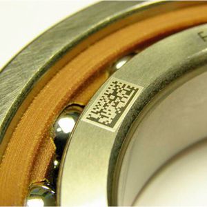 Data-Matrix-Codes können heutzutage mit jedem Smartphone gelesen werden. Die Aufbringung auf den Produkten (hier: Schaeffler-Wälzlager) ist oft zeit- und kostenintensiv.