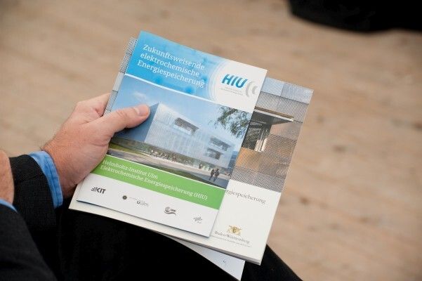 Einweihungsfeier des neuen Forschungsbaus für das Helmholtz-Institut Ulm (HIU) (Bild: Elvira Eberhardt, Uni Ulm)