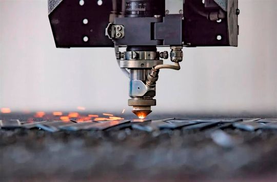 Komplett! Laserschneiden (Bild), Fräsen, Drehen, Stanzen oder Biegen gehören schon lange zum Angebotsspektrum der B2B-Beschaffungsplattform CNC24. Nun konnte man neue Verfahren ins Portfolio aufnehmen. Welche das sind, und was das bedeutet, erfahren Sie hier.(Bild:  CNC24)