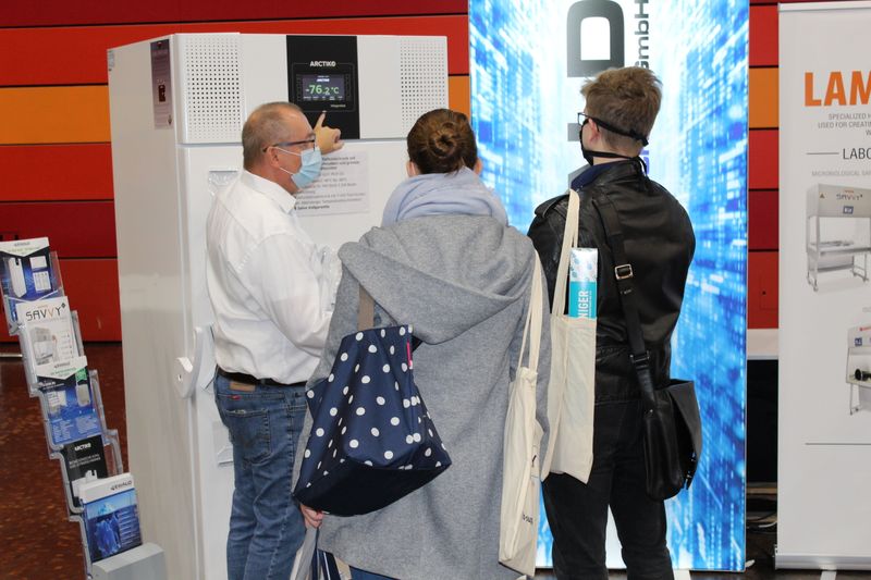 Ein Labor-Freezer mit redundanter Kühlung – die zwei Kühlaggregate schaffen doppelte Sicherheit für wertvolle empfindliche Proben.  Weitere Infos zu den kommenden LAB-SUPPLY-Messen finden Sie auf www.lab-supply.info.  (LABORPRAXIS, C. Lüttmann)