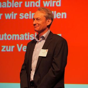 „Wir haben schon die richtigen Werkzeuge, also die richtige Automatisierung, an der Hand, um die hohen Anforderungen an die geforderte Flexibilität zu meistern", Dieter Förtsch, Bayer.(Bild:  Sabine Mühlenkamp)