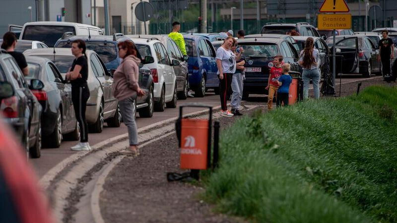 Frauen dürfen aus der Ukraine ausreisen. Daher übernehmen sie die privaten Fahrzeugimporte und nehmen die langen Wartezeiten an der Grenze in Kauf. (Bild: Łukasz Solski)