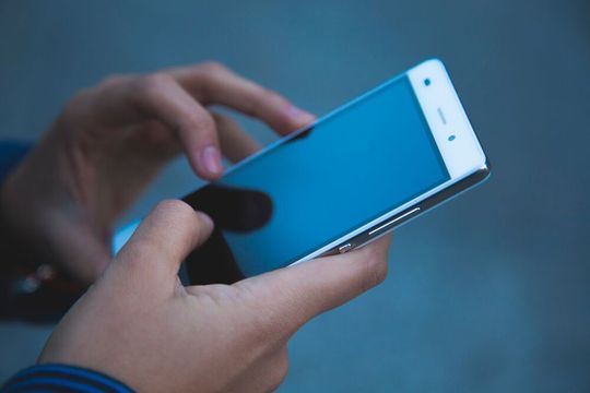 Touchscreen am Smartphone: Der Interessensverband Displayforum (DFF) hat zwei Arbeitsgruppen gegründet, um die mechanische Beständigkeit eines Displays auf äußere Einflüsse zu untersuchen. Touchscreen am Smartphone: Der Interessensverband Displayforum (DFF) hat zwei Arbeitsgruppen gegründet, um die mechanische Beständigkeit eines Displays auf äußere Einflüsse zu untersuchen.