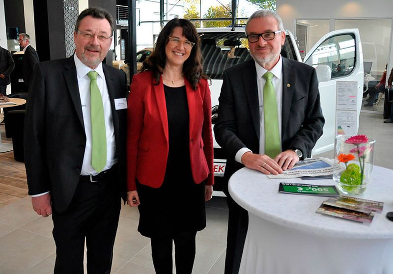 Die Bleker-Gruppe eröffnet Autoforum in Ahaus: (v. li.) Bernd Bleker, Karola Voß (Bürgermeisterin Ahaus) und Hermann Bleker. (Bleker)