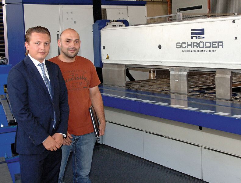 Matthias Schröder (l.), Geschäftsführer der Schröder Maschinenbau GmbH, und Stefan Seidl, Produktionsentwickler bei der Lindner AG, zeigen sich mit den Biegeergebnissen sehr zufrieden. (Bild: Schröder)