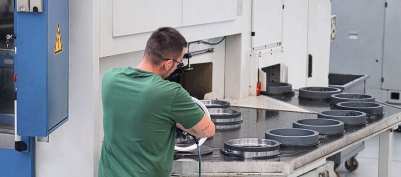 Dank intelligenter Automatisierung laufen die Maschinen bei MR Components auch während der Schließzeiten weiter und nutzen so die Nachtstunden produktiv.(Bild:  Emag)