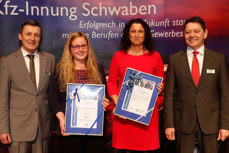 Bester Ausbildungsbetrieb der Kfz-Innung Schwaben: (v. li.) Modestus Dörle (Vorsitzender des Gesellenprüfungsausschusses), Stefanie Schwedow und Andrea Landherr (Geschäftsführerin; beide Autohaus Landherr) sowie Alois Huber (Obermeister). (Bild: Kfz-Innung)