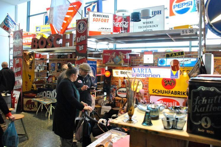 Auch davon hatte die Classic Motorshow jede Menge zu bieten: alte Reklameschilder, Spielautomaten und was sonst noch in eine perfekte Schrauberhöhle hinein gehört. (Dominsky/»kfz-betrieb«)