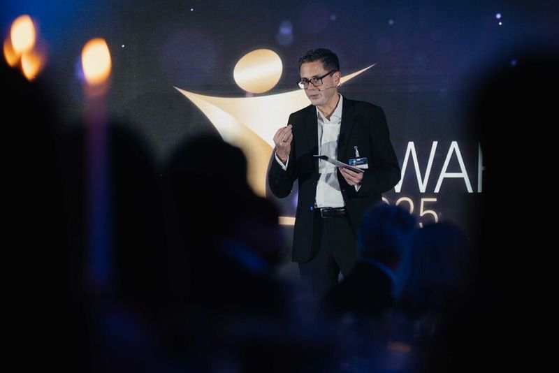 Verlagsleiter Tobias Teske eröffnet den Gala-Abend: Über 75.000 Leserinnen und Leser der sechs „Insider-Portale“ haben in diesem Jahr darüber abgestimmt. wer die Preise in Silber, Gold und Platin zugesprochen bekommt.  (Bild: Manuel Emme Fotografie)