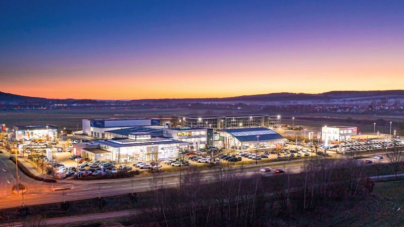 An seinem Firmensitz in Neumarkt in der Oberpfalz (im Bild) hat Fischer Automobile 2024 ein neues Zentrum für Fahrzeugauslieferungen und die Aufbereitung fertiggstellt.(Bild:  Fischer Automobile)