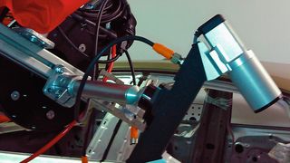 Bei dieser Anwendung sollen automatisiert Spaltmaße bei Karosserien gemessen werden. Dazu wird ein smartes Sensor-Interface für roboterbasierte Metrologie benötigt und ein portabler Sensorkopf. (Bild: Inos)
