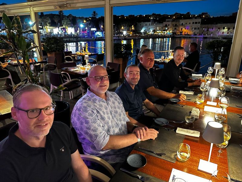 (v. l.) Michael Hirschle und Ralf Schmitt (Bechtle), Thorsten Urban (Jacob), Nenad Manojlovic und Ante Skeva (TD Synnex) sind gespannt, welcher Fisch auf den Teller kommt. (Bild: Vogel IT-Medien )