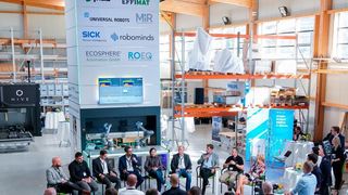 Acht Spezialisten haben sich zusammengetan, um ein umfassendes Neukonzept für die robotergestützte Produktionsbestückung zu entwickeln. Es wurde Sina getauft. Hier stellt man das Ergebnis erstmals dem Publikum vor. (Sina)