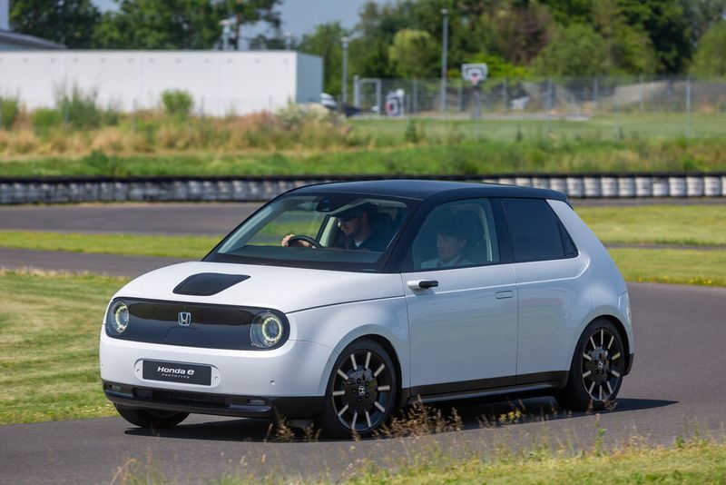 Der fast serienfertige Prototyp von Honda E hat nichts von dem knuffigen Retro-Charme eingebüßt. (Honda)