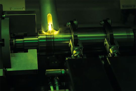 Vom Laserschweißen sehr komplexer Antriebskomponenten über das Laserreinigen von Bauteilen bis hin zur Laserbeschichtung von Bremsscheiben – Emag zeigt, dass die Bearbeitungsmöglichkeiten durch den und mit dem Laserstrahl sehr vielfältig sind. Vom Laserschweißen sehr komplexer Antriebskomponenten über das Laserreinigen von Bauteilen bis hin zur Laserbeschichtung von Bremsscheiben – Emag zeigt, dass die Bearbeitungsmöglichkeiten durch den und mit dem Laserstrahl sehr vielfältig sind.