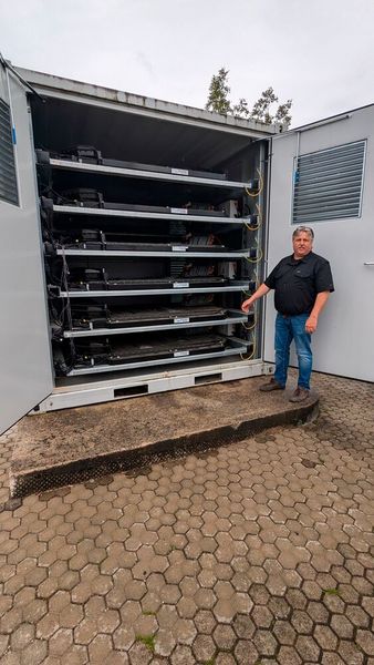 Das neue Geschäftsmodell von Manuel Ruhfass: Vor fünf Jahren begann er Strom-Großspeicher aus ausgedienten Auto-Akkus zu bauen. Mittlerweile kauft er jeden Tag ungefähr 220 Megawattstunden Strom ein- und verkauft sie wieder. Der Gewinn: viele hundert Prozent. (Bild: VCG – Dominsky)