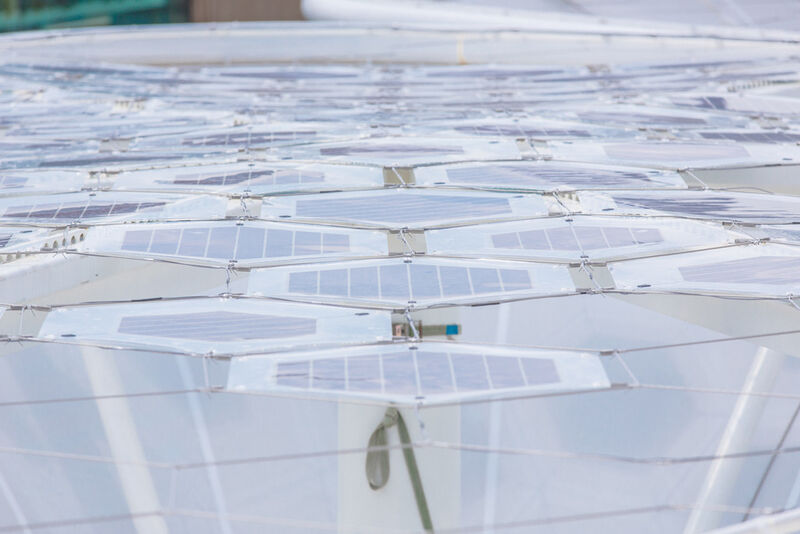Die flexiblen OPV-Solarmodule lassen sich problemlos mit anderen Materialien wie Glas, Metall oder Folien kombinieren und in die Architektur von Gebäuden integrieren – so wie im Deutschen Pavillon in den Solar Trees. (Bild: Lapp Kabel)