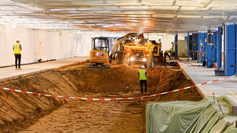 In Köln-Niehl baut Ford gerade für die kommende BEV-Produktion um: Im Zuge einer neuen Fertigungslinie wird unter anderem eine circa 100 Meter lange Grube für ein Stelzenband ausgehoben. Hier werden künftig Unterböden für die „Hochzeit“ vorbereitet. In Köln-Niehl baut Ford gerade für die kommende BEV-Produktion um: Im Zuge einer neuen Fertigungslinie wird unter anderem eine circa 100 Meter lange Grube für ein Stelzenband ausgehoben. Hier werden künftig Unterböden für die „Hochzeit“ vorbereitet.