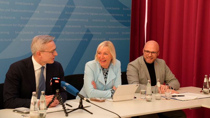 Bundesdigitalminister Dr. Karsten Wildberger, Hessens Digitalministerin Prof. Dr. Kristina Sinemus und Bayerns Digitalminister Dr. Fabian Mehring.(Bild:  STMD Bayern)