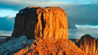 Hin und wieder wirken Software-Monolithen zu mächtig, als dass sie sich in kleinere Fragmente aufsplitten ließen. Doch der Umbruch kann gelingen. (Dawn Armfield - Unsplash.com)