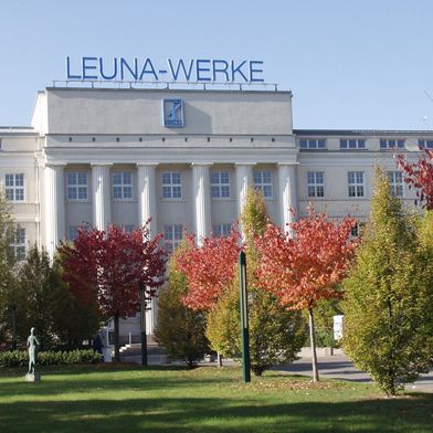 Ruf nach Entlasungen! In der Chemie- und Pharmalandschaft im Osten Deuschlands ist die Stimmung nicht gerade gut. Eine aktuelle VCI-Befragung der Branchen malt ein eher düsteres Bild mit nur wenigen hellen Bereichen, das auch die Leuna-Werke beinhaltet. (Bild: Infraleuna GmbH)